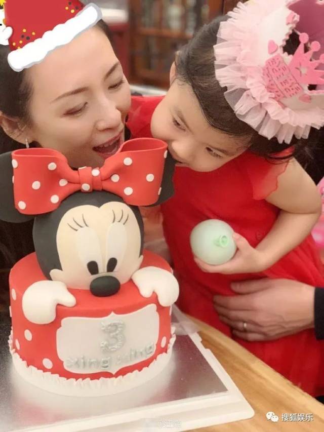 刘强东章泽天被曝一起滑雪;六小龄童回应“黑料”;赵丽颖再