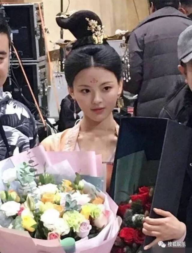 刘强东章泽天被曝一起滑雪;六小龄童回应“黑料”;赵丽颖再