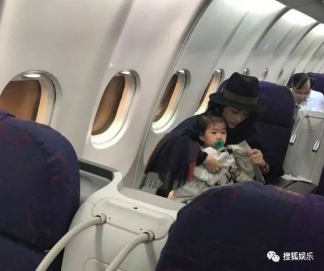 刘强东章泽天被曝一起滑雪;六小龄童回应“黑料”;赵丽颖再