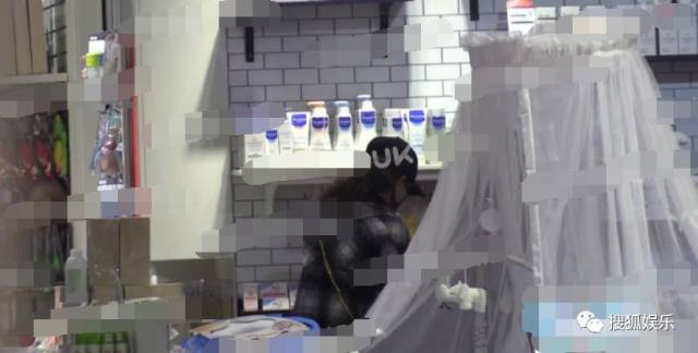 刘强东章泽天被曝一起滑雪；六小龄童回应“黑料”；赵丽颖再