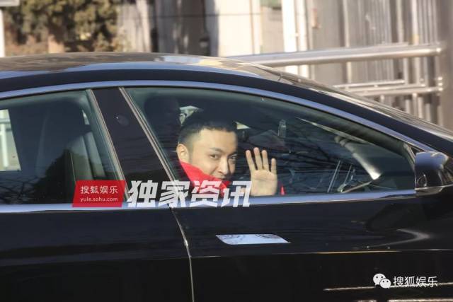 刘强东章泽天被曝一起滑雪;六小龄童回应“黑料”;赵丽颖再