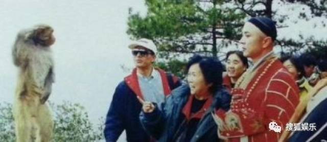 刘强东章泽天被曝一起滑雪;六小龄童回应“黑料”;赵丽颖再