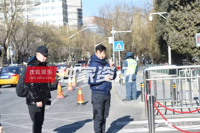 刘强东章泽天被曝一起滑雪;六小龄童回应“黑料”;赵丽颖再