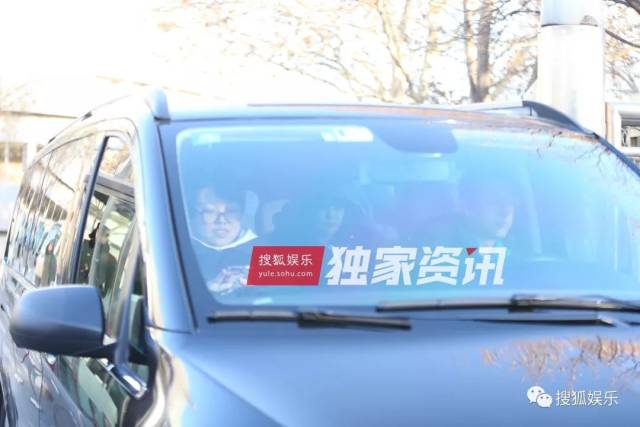 刘强东章泽天被曝一起滑雪;六小龄童回应“黑料”;赵丽颖再