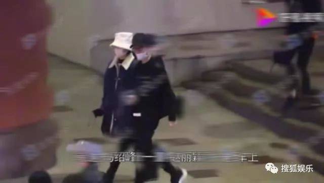 刘强东章泽天被曝一起滑雪；六小龄童回应“黑料”；赵丽颖再