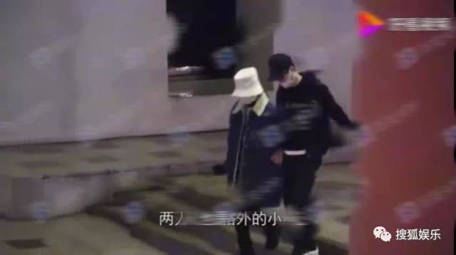 刘强东章泽天被曝一起滑雪；六小龄童回应“黑料”；赵丽颖再