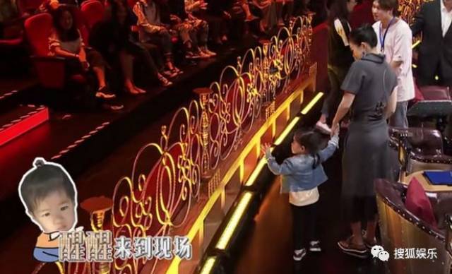 刘强东章泽天被曝一起滑雪;六小龄童回应“黑料”;赵丽颖再