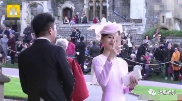 刘强东章泽天被曝一起滑雪;六小龄童回应“黑料”;赵丽颖再