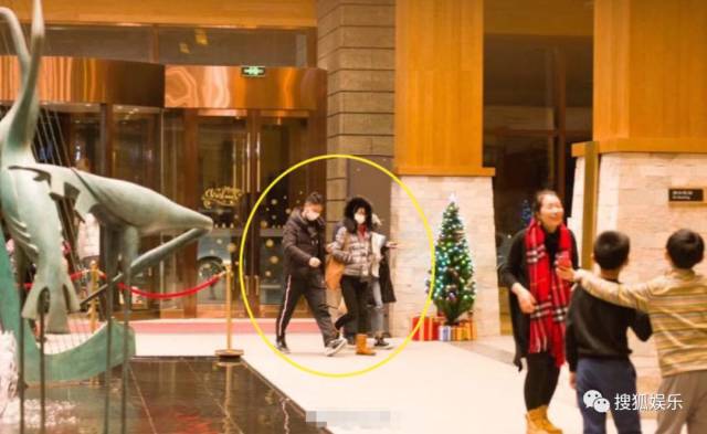 刘强东章泽天被曝一起滑雪;六小龄童回应“黑料”;赵丽颖再