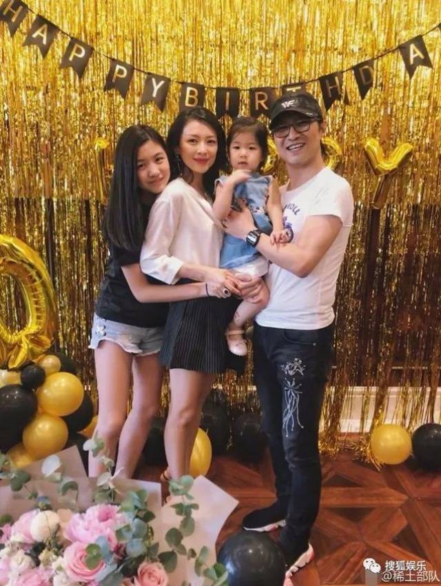 刘强东章泽天被曝一起滑雪;六小龄童回应“黑料”;赵丽颖再