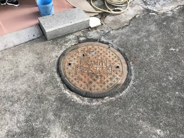深圳九个月孕妇在小区一脚踩空井盖差点坠入!因工人杀虫后没盖好
