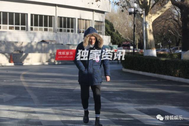 刘强东章泽天被曝一起滑雪;六小龄童回应“黑料”;赵丽颖再