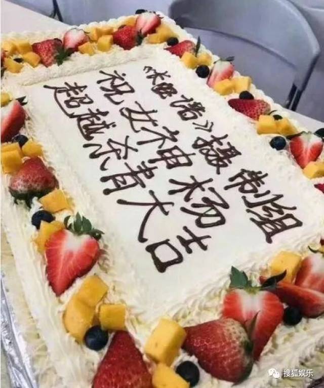 刘强东章泽天被曝一起滑雪;六小龄童回应“黑料”;赵丽颖再