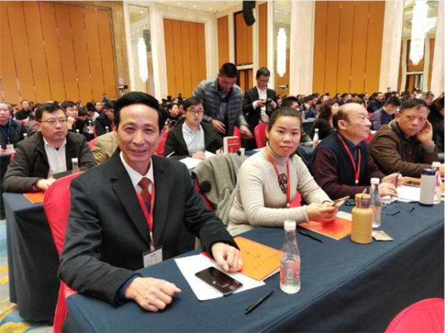 正在开会中的王坤龙(左一)等徽商代表
