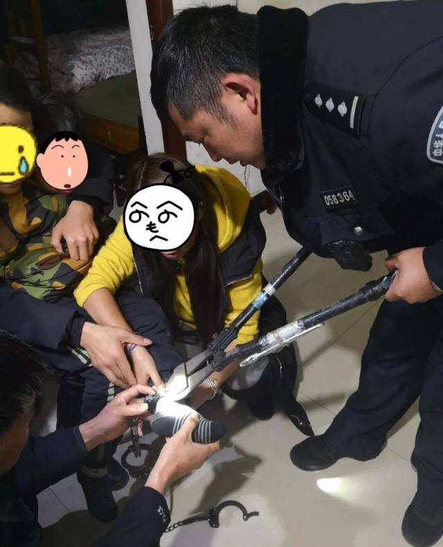宣威这个熊孩子被"手铐"锁住双脚.