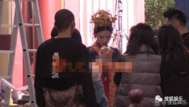 刘强东章泽天被曝一起滑雪;六小龄童回应“黑料”;赵丽颖再