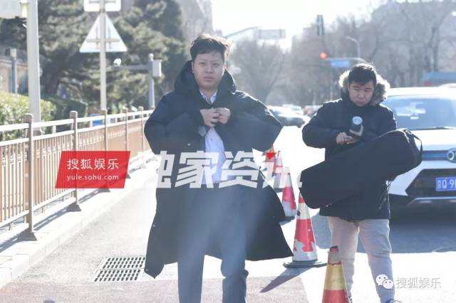 刘强东章泽天被曝一起滑雪;六小龄童回应“黑料”;赵丽颖再