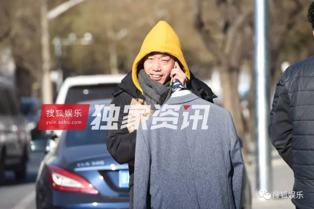 刘强东章泽天被曝一起滑雪;六小龄童回应“黑料”;赵丽颖再