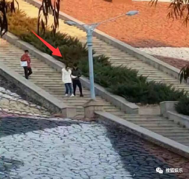 刘强东章泽天被曝一起滑雪；六小龄童回应“黑料”；赵丽颖再