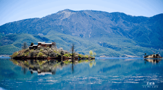 两个妹子泸沽湖旅行,拍最美旅行写真照,网友:果然颜值