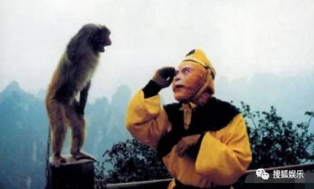 刘强东章泽天被曝一起滑雪;六小龄童回应“黑料”;赵丽颖再