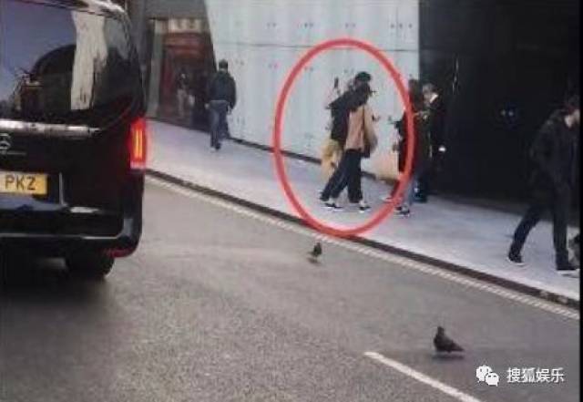 刘强东章泽天被曝一起滑雪;六小龄童回应“黑料”;赵丽颖再