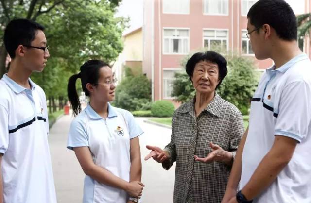 这些广大基础教育工作者关心的话题,她是这样回应的……