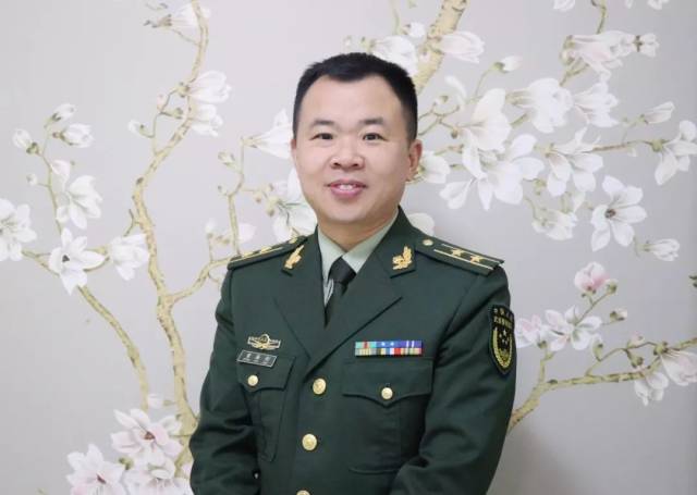 曾海彬,湖南新化人,1978年7月出生,军旅23载,武警中校,三次荣立三等