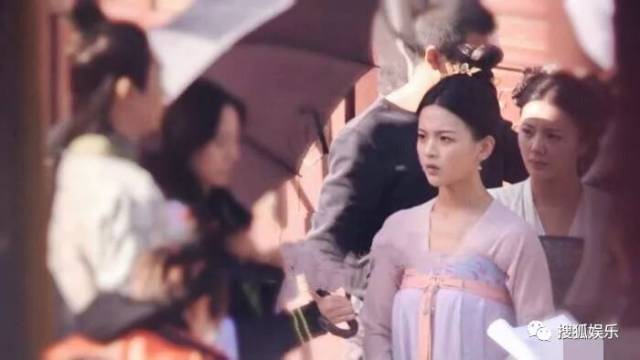 刘强东章泽天被曝一起滑雪;六小龄童回应“黑料”;赵丽颖再