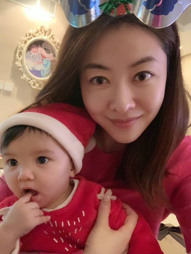 郭可盈晒圣诞节照片,熊黛林双胞胎女儿可爱抢镜!