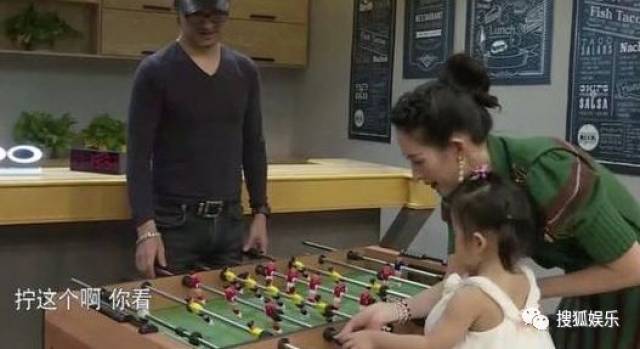 刘强东章泽天被曝一起滑雪;六小龄童回应“黑料”;赵丽颖再