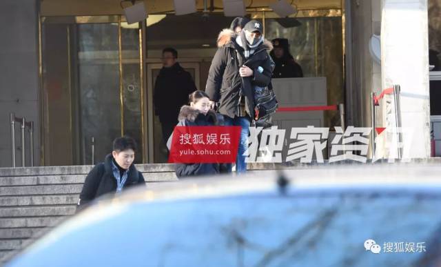 刘强东章泽天被曝一起滑雪;六小龄童回应“黑料”;赵丽颖再