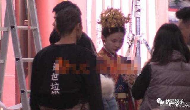 刘强东章泽天被曝一起滑雪;六小龄童回应“黑料”;赵丽颖再