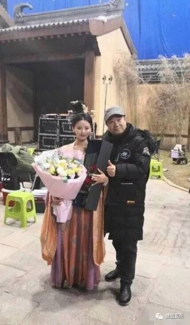 刘强东章泽天被曝一起滑雪;六小龄童回应“黑料”;赵丽颖再