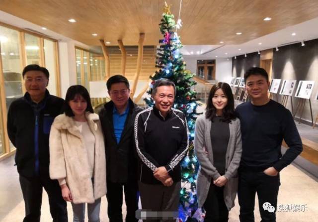 刘强东章泽天被曝一起滑雪;六小龄童回应“黑料”;赵丽颖再