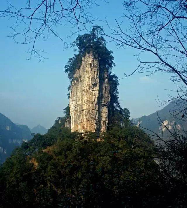 贵州大山发现一个神秘山峰,薄如刀片,险象环生,还有个
