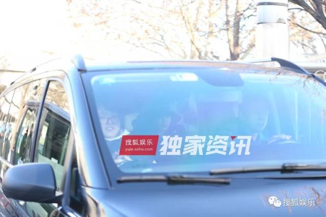 刘强东章泽天被曝一起滑雪;六小龄童回应“黑料”;赵丽颖再