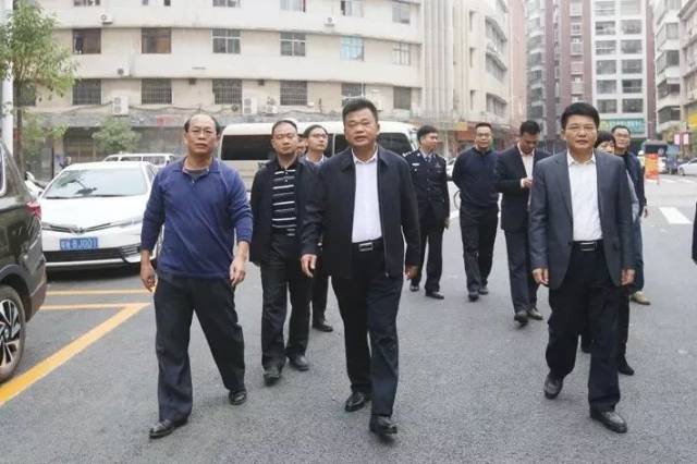 罗定市委书记黄天生(中)到茶亭市场检查网络化管理工作落实情况.