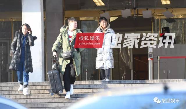 刘强东章泽天被曝一起滑雪;六小龄童回应“黑料”;赵丽颖再