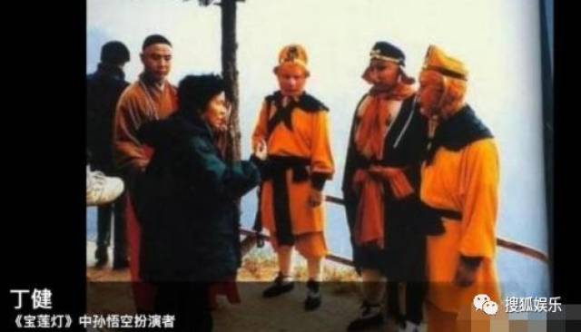 刘强东章泽天被曝一起滑雪;六小龄童回应“黑料”;赵丽颖再