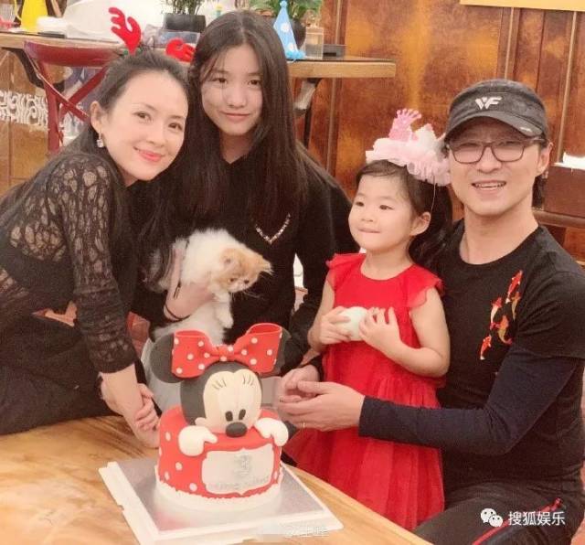 刘强东章泽天被曝一起滑雪;六小龄童回应“黑料”;赵丽颖再