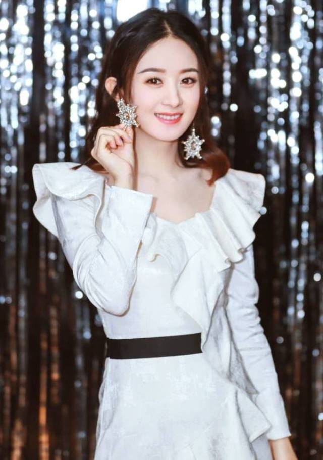 赵丽颖真不愧是女神,穿小白裙美成公主,美得连女生都移不开眼!