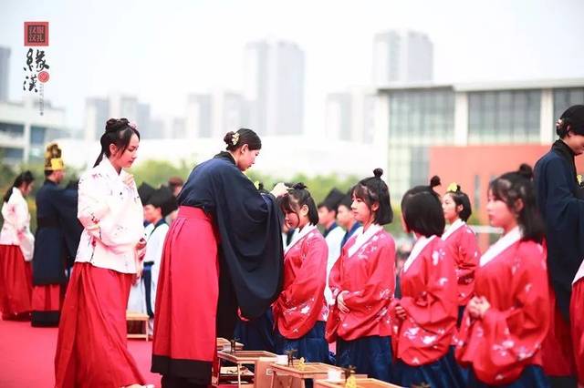 【汉服资讯】厦门实验中学学子穿上汉服致敬无悔青春,暖了厦门整