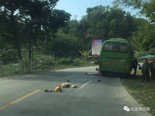 目击者亲述茂名信宜坡岭路段中巴车辗压妇女事件