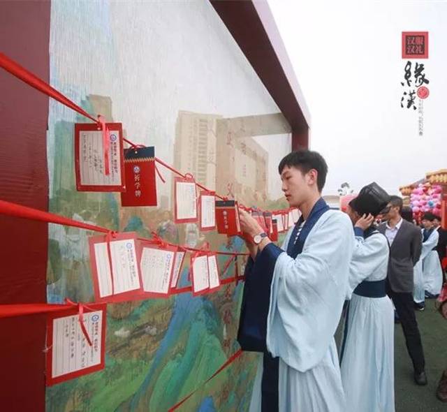 【汉服资讯】厦门实验中学学子穿上汉服致敬无悔青春,暖了厦门整