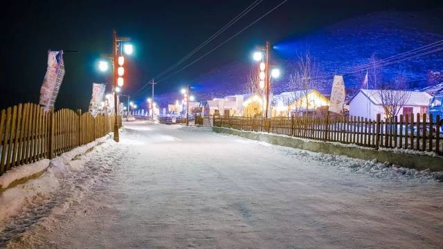 走进中国雪都阿勒泰,夜游"额河第一村"