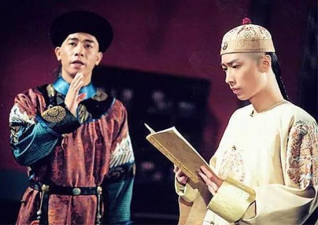 马浚伟不仅是个演员,他其实是唱歌出身,刚出道时被称为乐坛"小黎明"