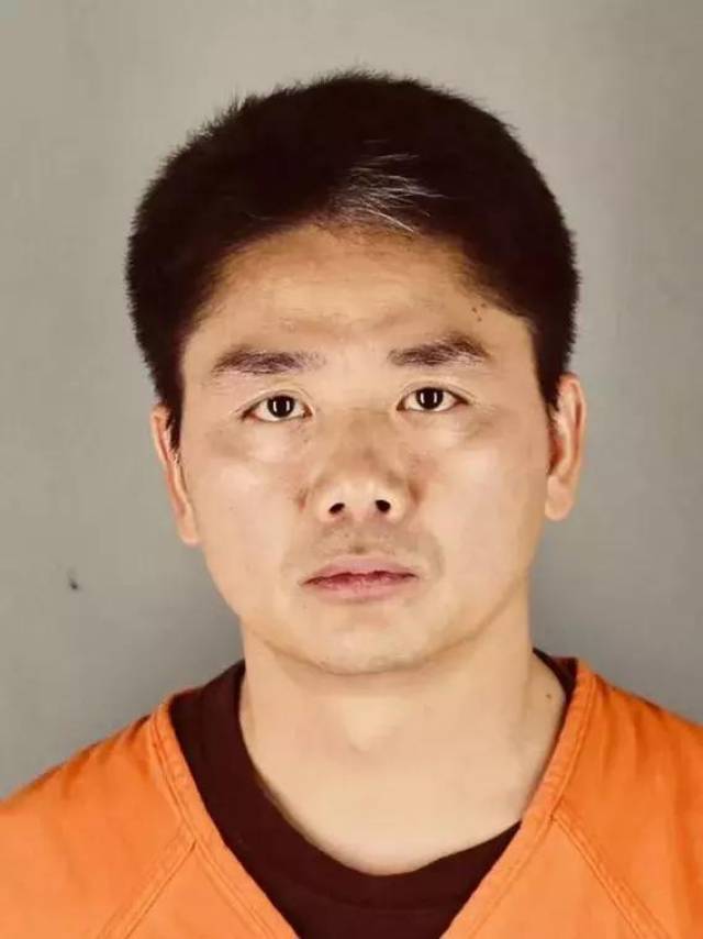 刘强东囚服照(图源:ap) 除了刘强东性侵事件外,另一件性侵案自曝光后