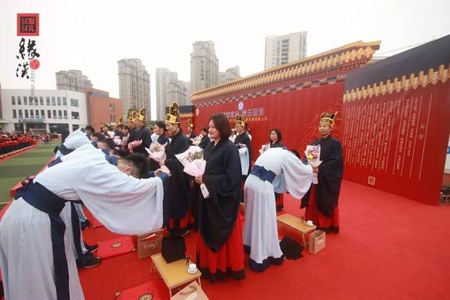 【汉服资讯】厦门实验中学学子穿上汉服致敬无悔青春,暖了厦门整