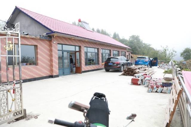 他打电话让林二过来接我们(我们就 住在他家,应该是一溜六间大瓦房